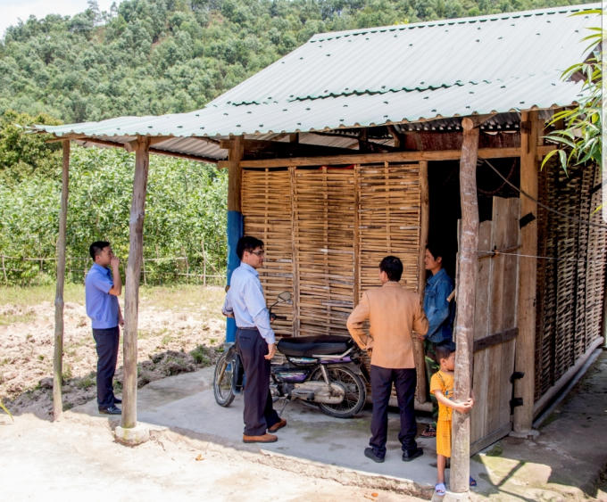 Đồng chí Nguyễn Thanh Hải, Phó Viện trưởng VKSND tỉnh đến khảo sát thực tế để hỗ trợ cho bà con Hồng Trung trong năm 2018.