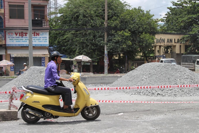 Hình ảnh một tay lái xe, một tay che mũi đã trở nên quá quen thuộc trên đường Kinh Dương Vương. Với việc thi công bị tạm dừng thì hình ảnh trên sẽ còn xuất hiện dài dài.