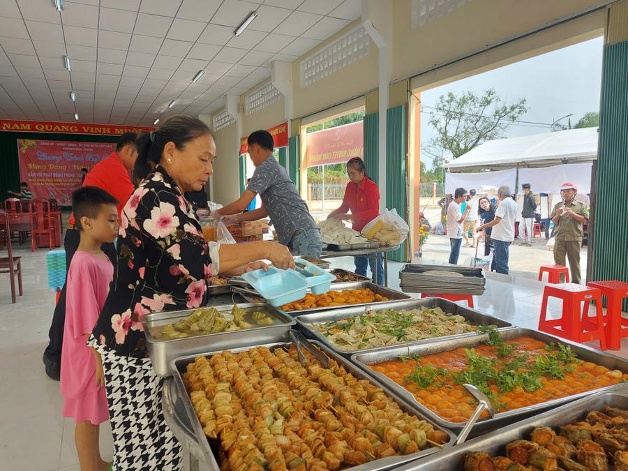 Nhận quà Tết xong, người nghèo Kiên Giang còn được thiết đãi cơm chay miễn phí