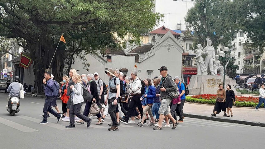 Khách du lịch quốc tế đến Hà Nội