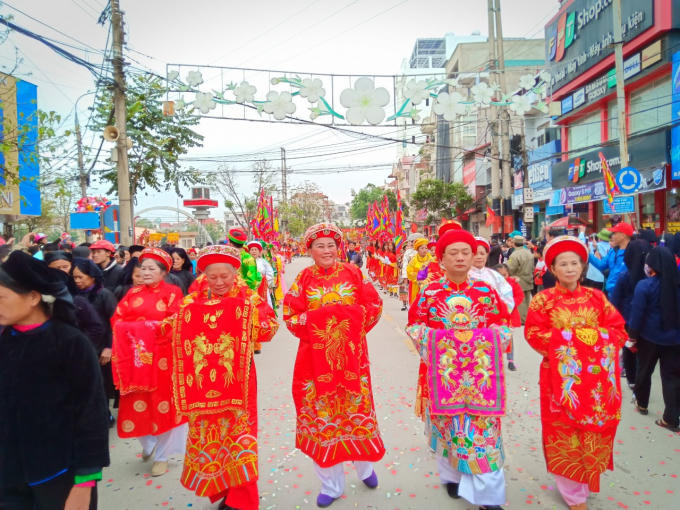 Đoàn rước kiệu từ đền Tả Phủ trên đường Trần Đăng Ninh, TP Lạng Sơn.