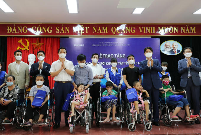 Tại chương trình, 15 chiếc xe lăn được trao cho 15 người khuyết tật.