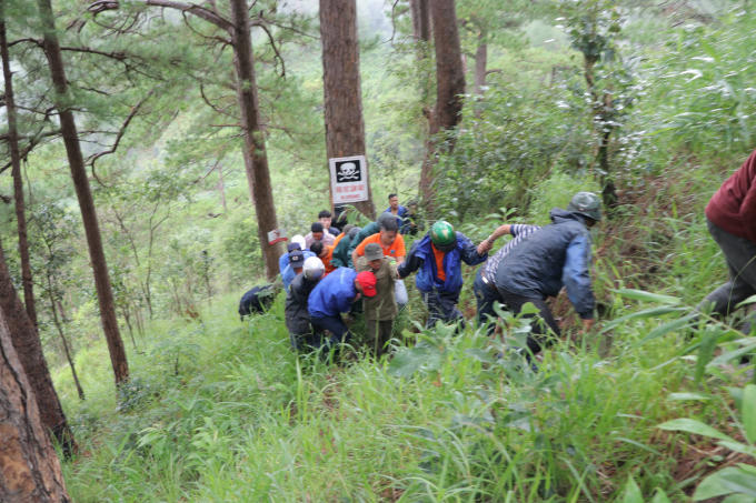 Thi thể nạn nhân được đưa lên.