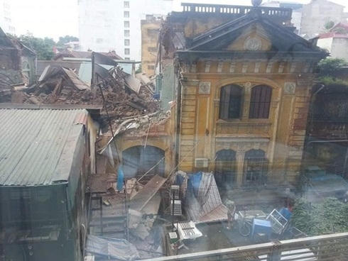 Phần giữa của tòa nhà đã bị đổ sập hoàn toàn.