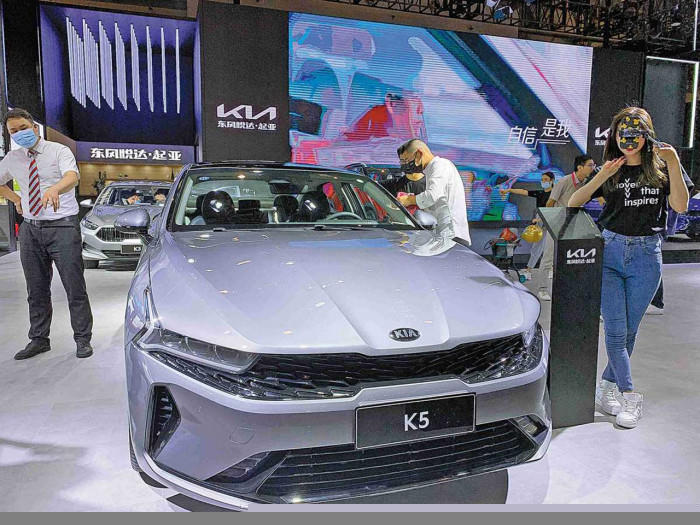 Mẫu sedan K5 của Dongfeng Yueda Kia trưng bày tại Triển lãm ô tô quốc tế ở Trùng Khánh
