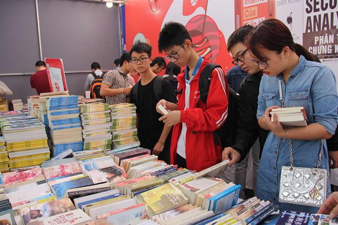 Đông đảo bạn đọc đến tìm mua sách. Ảnh: Cổng thông tin điện tử Bộ TT&amp;TT.