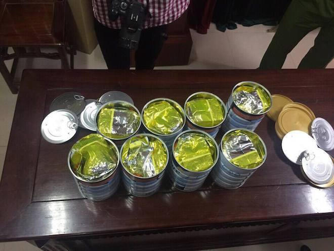 8 hộp sữa chứa đầy ma túy đá.
