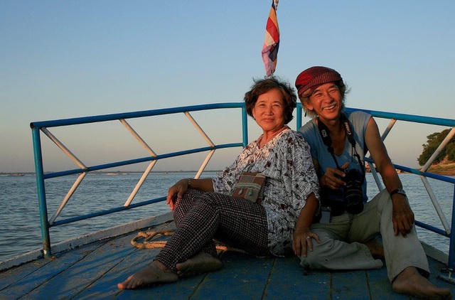 Cặp vợ chồng già vi vu ở Myanmar hồi tháng 6/2013.