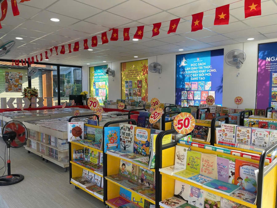 Tại Đường sách Bình Tân, nhiều gian hàng đang có các chương trình ưu đãi và quà tặng hấp dẫn dành cho khách hàng tham quan và mua sắm.