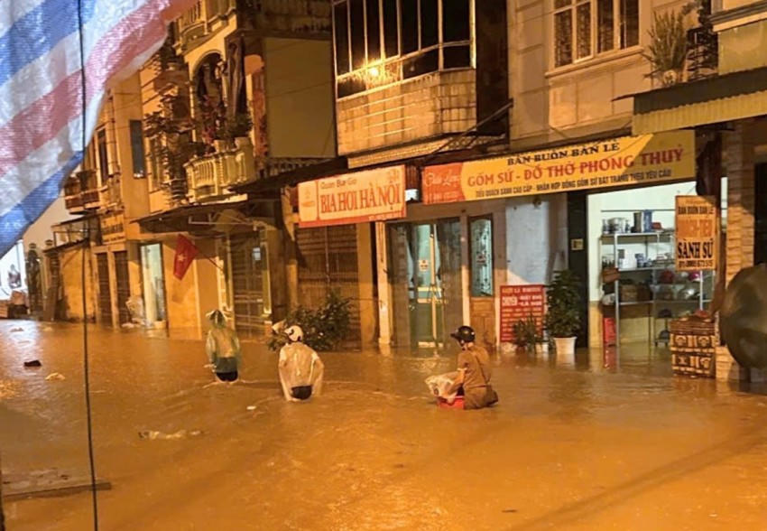 Do nước ngập từ tối 29/9, nên nhiều người dân ở phường Yên Bái phải dọn đồ đạc di chuyển ra khỏi nhà để đến nơi an toàn. (Ảnh: Mxh).