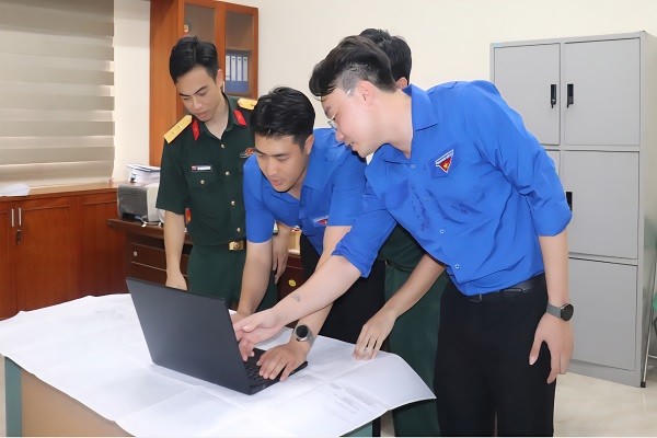 Đoàn viên thanh niên Công ty 91 (Binh đoàn 19) nghiên cứu ứng dụng trí tuệ nhân tạo (AI) vào phân tích địa chất, cảnh báo sớm nguy cơ tai nạn lao động sản xuất.