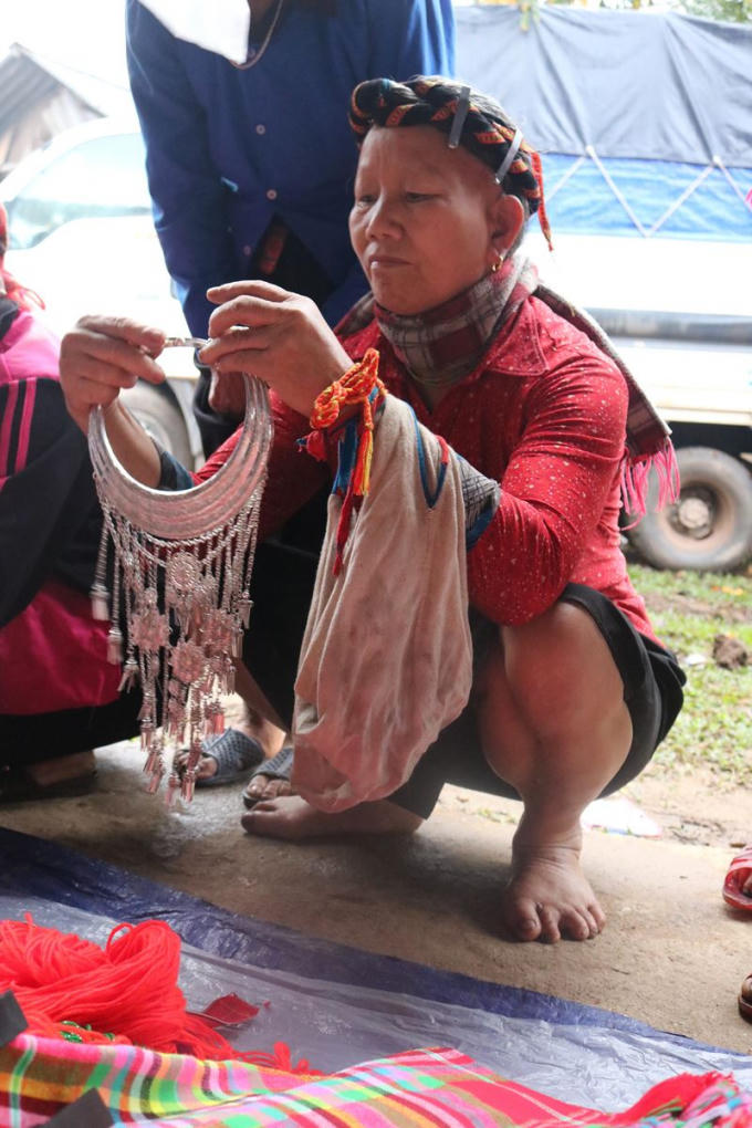Là phiên chợ cuối năm, lại giáp Tết nên người đi chợ mua sắm tấp nập. Những sạp hàng bán quần áo, trang sức có lẽ là địa điểm được nhiều người dân dừng chân mua sắm nhiều nhất.