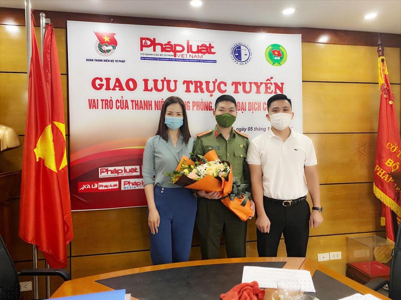 Chương trình giao lưu thành công. Đại diện Ban chấp hành Công đoàn Báo Pháp luật Việt Nam tặng hoa đại diện khách mời.
