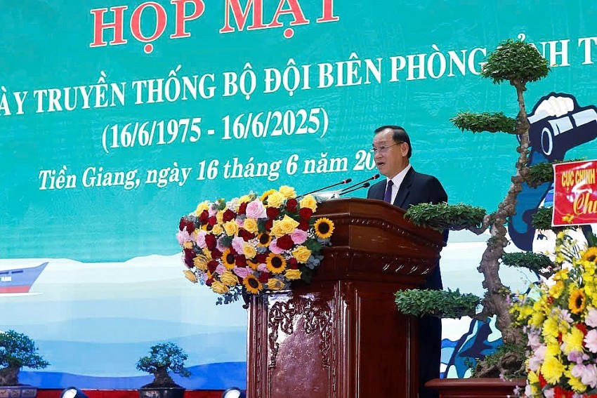 Phó Bí thư Tỉnh ủy, Chủ tịch UBND tỉnh Tiền Giang đánh giá cao và chúc mừng những chiến công mà BĐBP Tiền Giang đạt được. Ảnh: Xuân Uyên