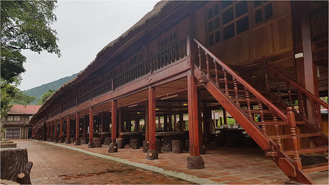 ... và nhà sàn của doanh nhân Nguyễn Tiến Sơn.