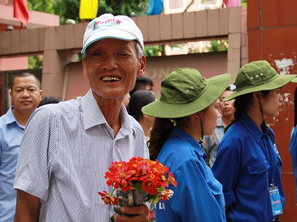 Nụ cười hạnh phúc của người ông khi chờ cháu gái hoàn thành bài thi dù chưa biết kết quả ra sao.