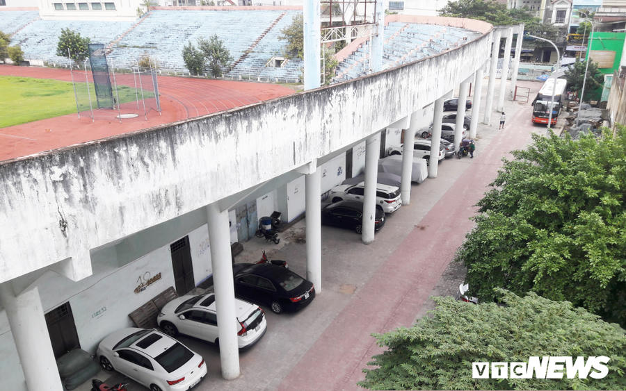 Một góc sân vận động Chi Lăng hiện trở thành nơi để ô tô.