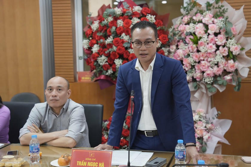 Đồng chí Trần Ngọc Hà, Đảng uỷ viên, Phó Tổng Biên tập phát biểu tại Đại hội.