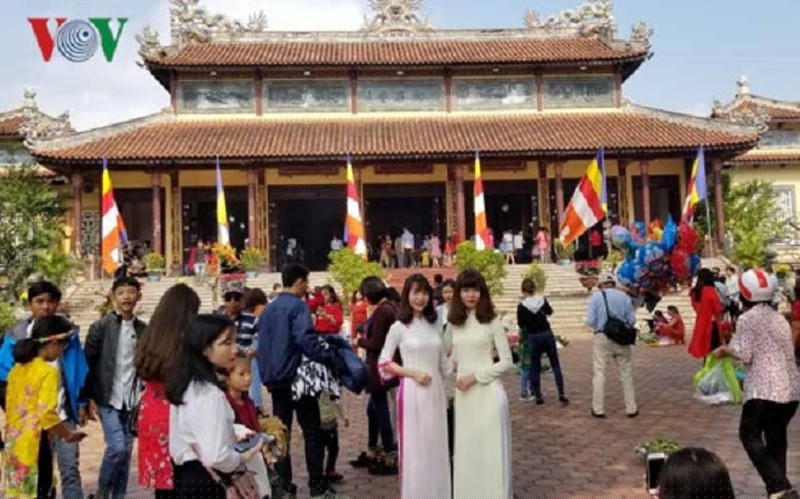 Đi lễ chùa đầu năm. 