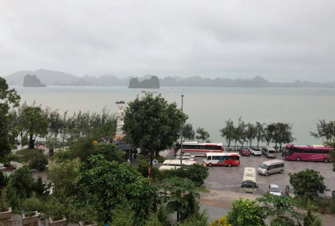 Cả một vùng đảo bên vịnh Bái Tử Long lô nhô chìm nổi trong màn nước giăng khắp đất trời.