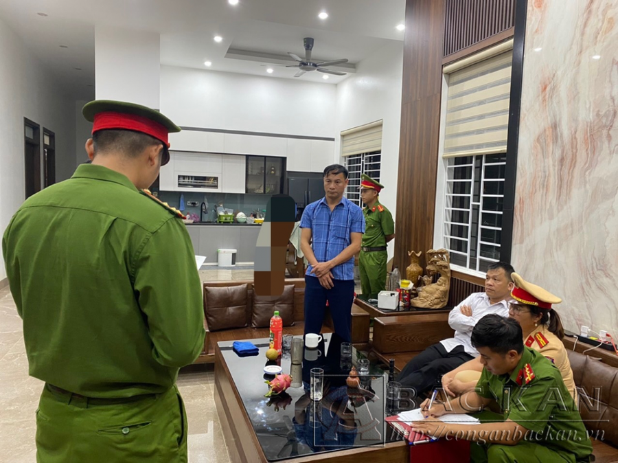 Cơ quan Cảnh sát điều tra thực hiện lệnh khám xét nơi ở đối với Lê Văn Hạnh. Ảnh: Công an Bắc Kạn