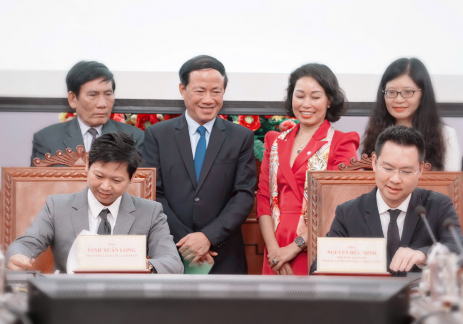 Đại diện Công ty FGF và Holitech ký hợp đồng cho thuê ô tô điện.