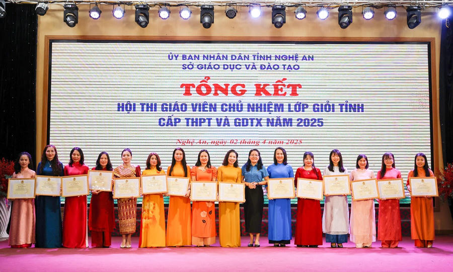 Liên đoàn Lao động tỉnh Nghệ An tặng Bằng khen cho 15 giáo viên có thành tích xuất sắc tại Hội thi.