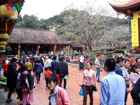 Dù chưa phải chính ngày hội nhưng hàng nghìn người vẫn nô nức về Yên Tử dịp Tết Nguyên Đán để chiêm bái và lễ Phật.