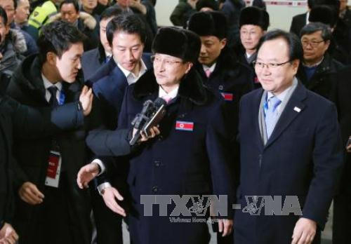 Thứ trưởng Thể thao Triều Tiên Won Kil-u (giữa) trả lời báo giới tại sân bay Yangyang, Hàn Quốc ngày 1/2. Ảnh: Kyodo/TTXVN