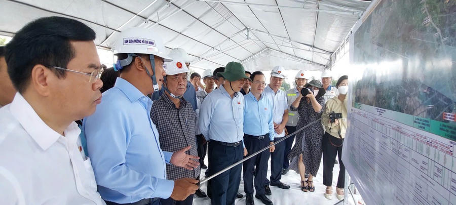 Phó Chủ tịch Quốc hội Lê Minh Hoan nghe chủ đầu tư thuyết minh về dự án xây dựng đường Hồ Chí Minh, đoạn qua Rạch Sỏi – Bến Nhất và Gò Quao – Vĩnh Thuận