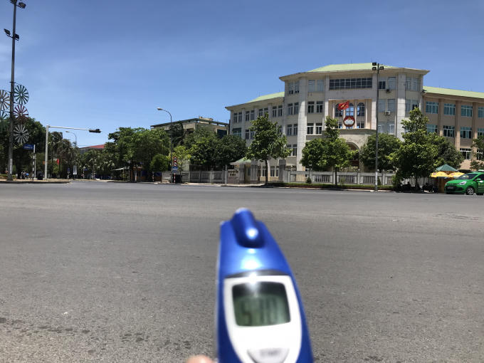 Mặt đường phả hơi nóng gần 60 độ, kèm theo hiệu ứng gió phơn Tây nam hoạt động mạnh khiến nắng nóng càng thêm "bỏng rát".