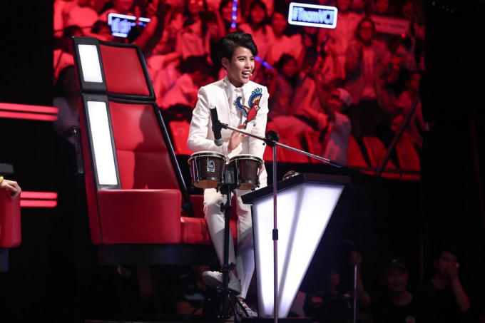 Vũ Cát Tường cô sẽ trổ tài âm nhạc bằng cách mang trống lên ghế nóng.