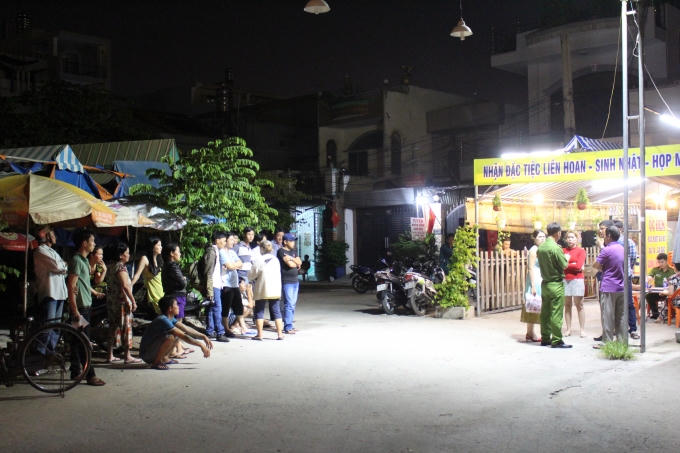Người dân theo dõi vụ việc