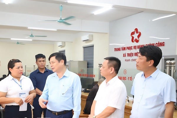 Ông Phạm Văn Nghiêm, Phó Chủ tịch UBND tỉnh Hưng Yên kiểm tra hoạt động của Trung tâm phục vụ hành chính công xã Triệu Việt Vương.