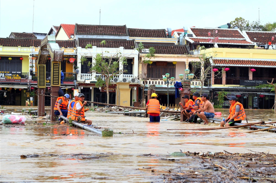 Phố cổ Hội An lại chìm trong biển lũ - 9
