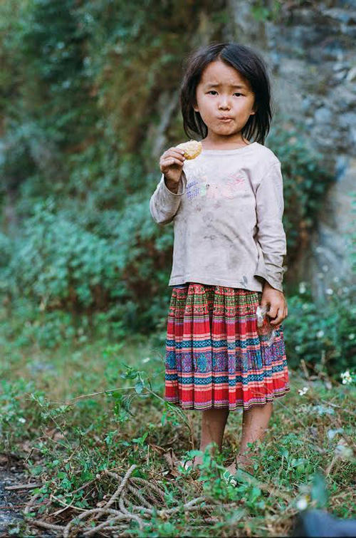 Những cô bé cậu bé đôi mắt ngây thơ trong trẻo nhìn những người xa lạ.