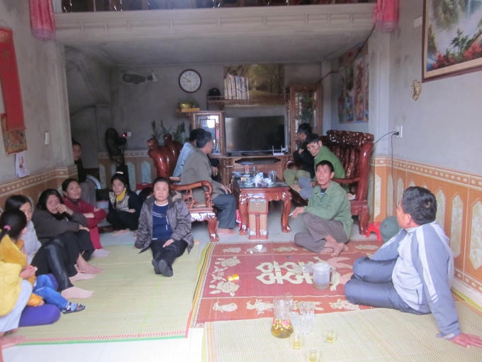 Gia đình bà Lê từ hôm qua tới giờ luôn đông nghịt bà con lối xóm đến thăm hỏi, động viên