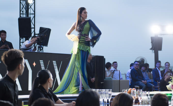 Nhờ chăm chỉ tập gym để giảm cân và giữ gìn vóc dáng, Nguyễn Thị Thành ngày càng xinh đẹp và sở hữu thân hình chuẩn khiến nhiều người mơ ước. Cộng thêm kỹ năng catwalk điêu luyện, cô được NTK tin tưởng giao cho vị trí vedette.