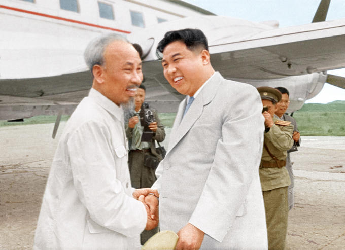 Từ ngày 8 đến 12/7/1957, Chủ tịch Hồ Chí Minh lần đầu tiên thăm hữu nghị chính thức Triều Tiên. Thủ tướng Triều Tiên Kim Nhật Thành ra sân bay đón.