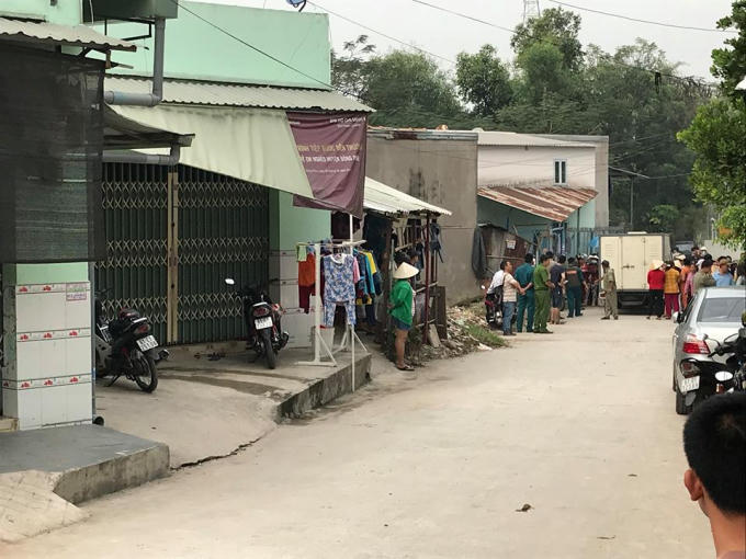 Công an đưa bị can Diễm trở lại phòng trọ để thực nghiệm hiện trường