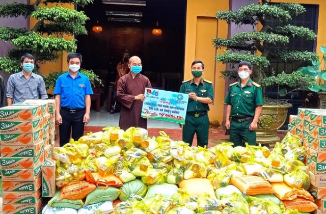 Thanh niên Bình Phước tích cực giúp người dân và Phật tử gặp khó trong bão dịch