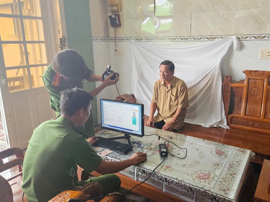 Cán bộ Công an xã Vĩnh Mỹ đến nhà thu nhận hồ sơ cấp đổi thẻ đảng viên.