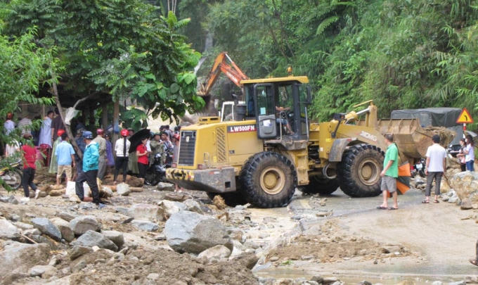 Các đơn vị chức năng tập trung khắc phục hậu quả do mưa lũ gây ra. Ảnh Viẹtnamnet