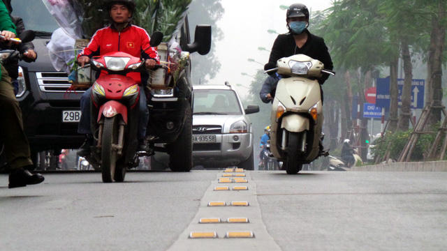 Mặc dù trên làn đường dành cho xe buýt nhanh đều có biển cảnh báo, phía dưới có vạch sơn kẻ đường, rất nhiều phương tiện vẫn vô tư đi vào làn dành riêng cho BRT.