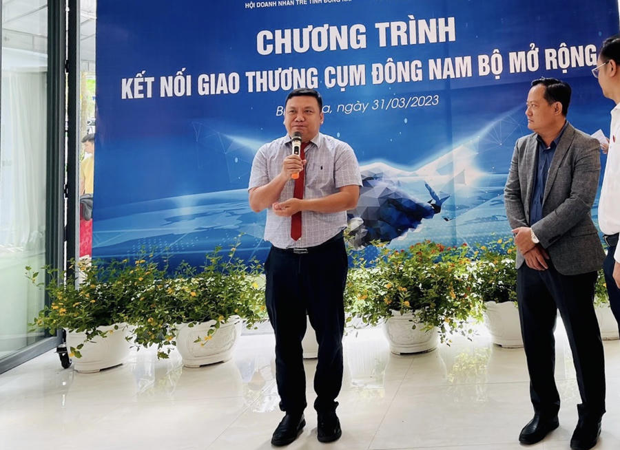 Ông Lê Bạch Long, Chủ tịch Hội Doanh nhân trẻ tỉnh Đồng Nai phát biểu khai mạc chương trình kết nối giao thương cụm Đông Nam Bộ mở rộng.