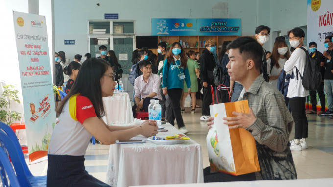 HDBank thực hiện phỏng vấn hàng trăm các em sinh viên Huflit là ứng viên cho các cơ hội viêc làm và cơ hội thực tập sinh tại HDBank
