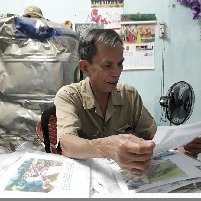 Ông Nguyễn Xuân Ngữ, một hộ dân bị giải tỏa bên chồng hồ sơ khiếu kiện sau khi được mời tiếp xúc với Chủ tịch UBND TPHCM Nguyễn Thành Phong vào chiều 2/8.