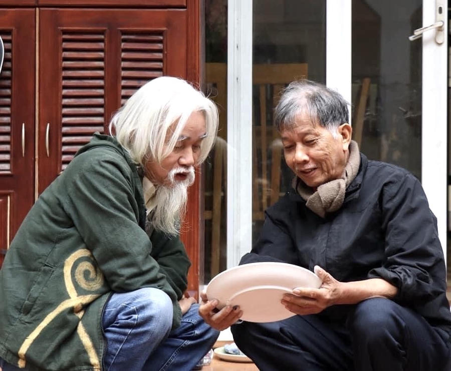 Nhà phê bình văn học Phạm Xuân Nguyên (trái) và nhà văn Nguyễn Huy Thiệp lúc sinh thời (ảnh tư liệu).
