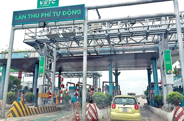 Yêu cầu đẩy nhanh tiến độ dán thẻ định danh ô tô để thu phí điện tử không dừng