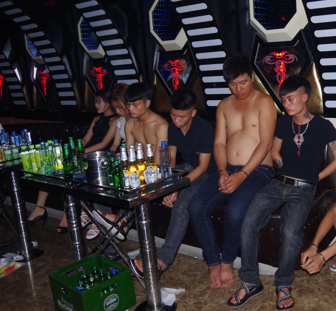 Nhóm nam nữ “bay lắc” trong quán karaoke bị tóm gọn đêm 30/6, đối tượng Thế ngồi ngoài cùng bên phải.